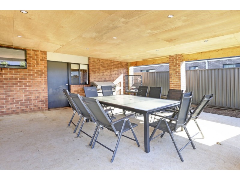 142 Canterbury Road West, Lara VIC 3212