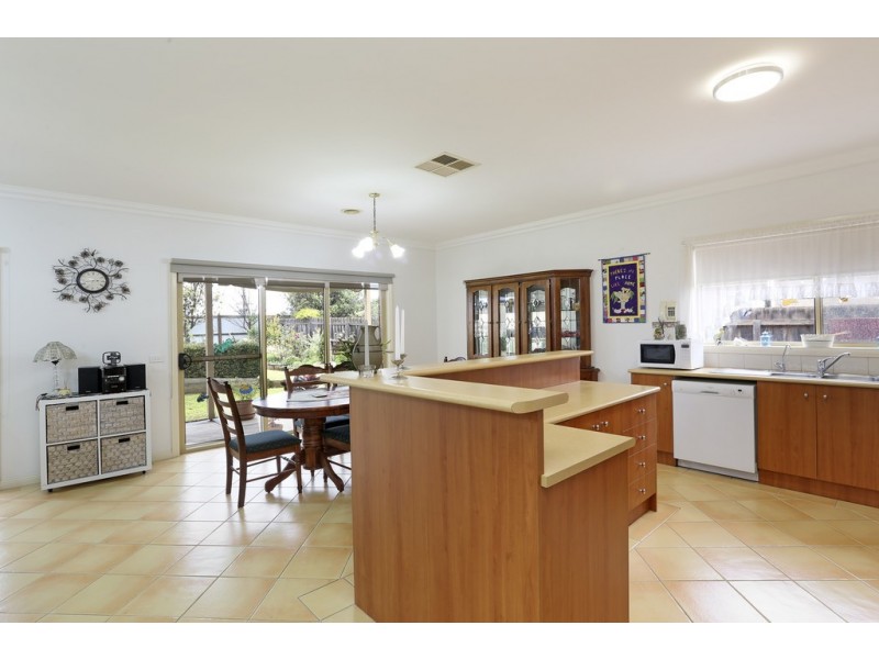 17 Greenleaf Drive, Lara VIC 3212