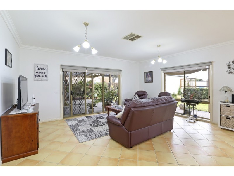 17 Greenleaf Drive, Lara VIC 3212