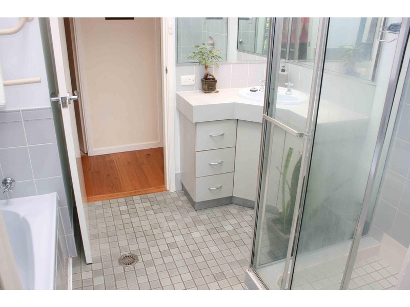 99 Lakeshore Dr, North Avoca NSW 2260