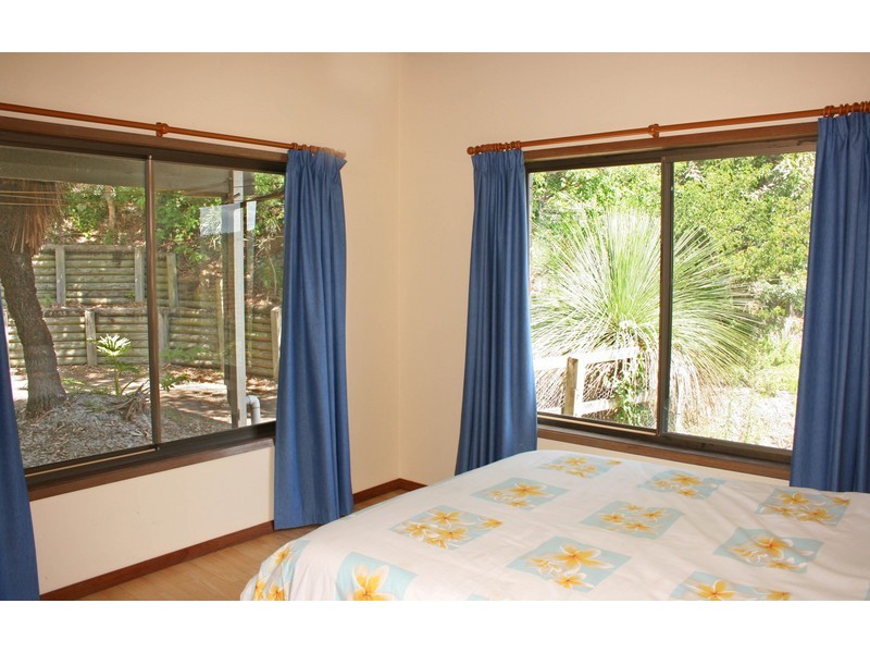 4 Dan Place, Forresters Beach NSW 2260