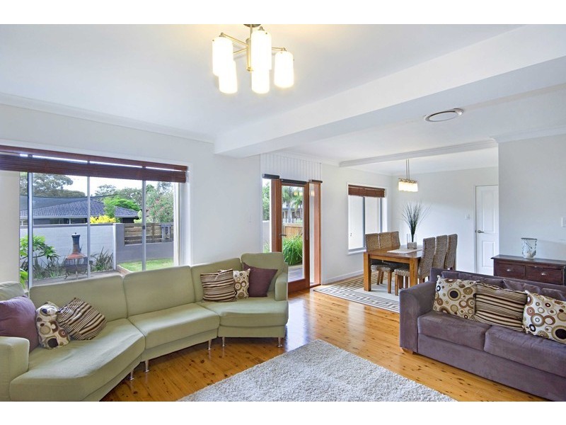 1/2 Brentwood Ave, Point Clare NSW 2250