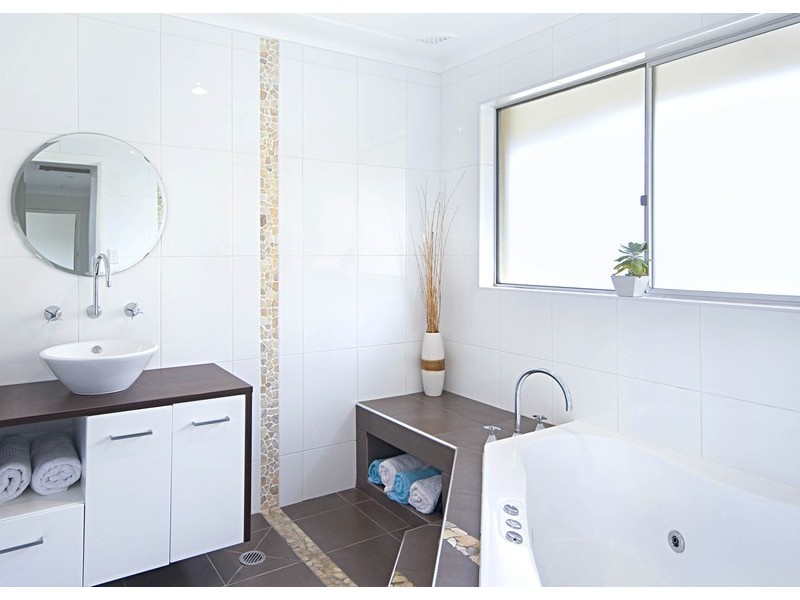 1/2 Brentwood Ave, Point Clare NSW 2250