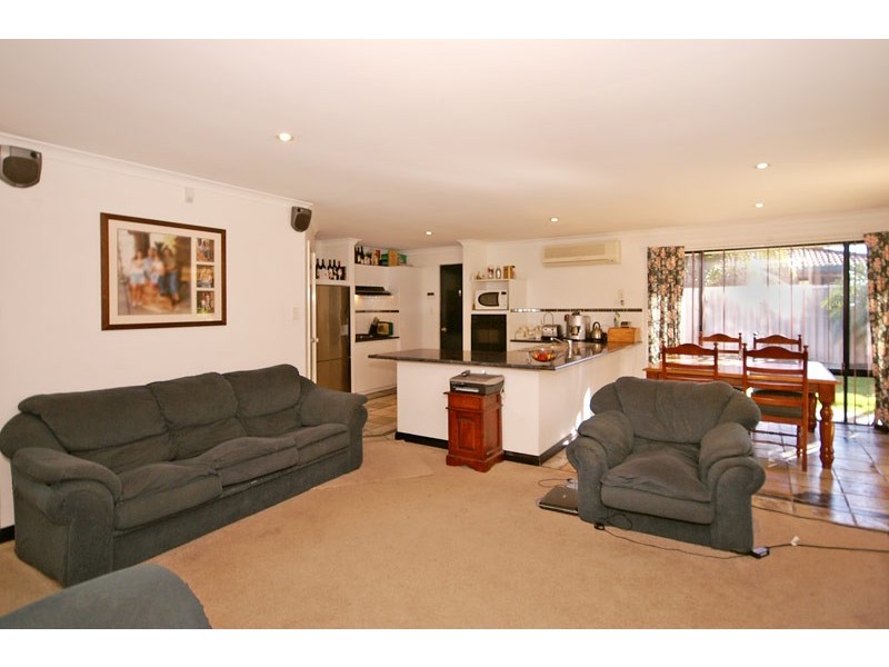 15  Forest Lakes Drive, Thornlie WA 6108
