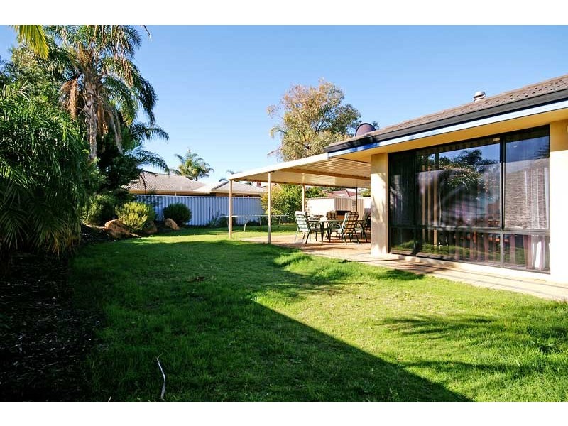 15  Forest Lakes Drive, Thornlie WA 6108