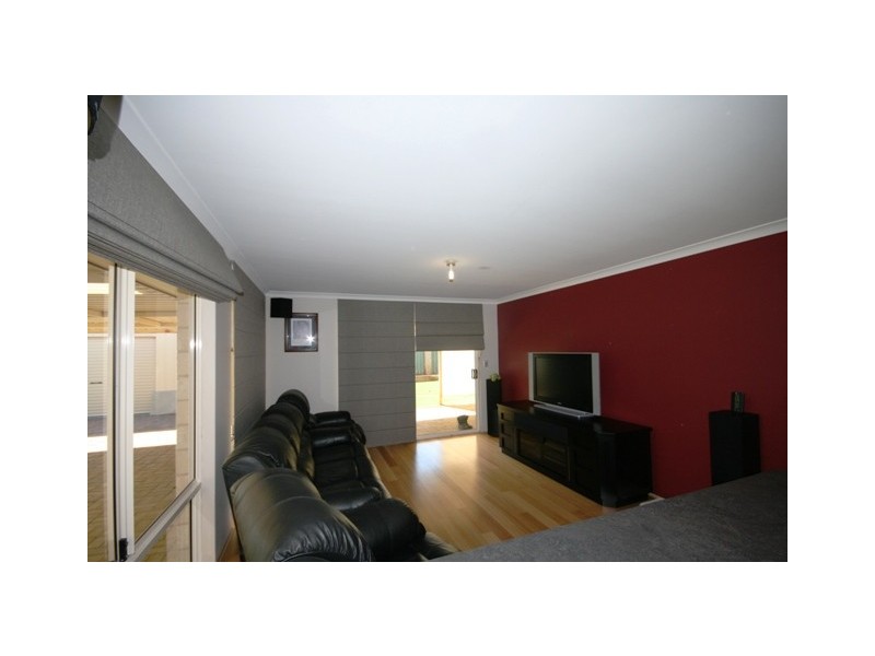 16 Pyrenees Court, Caversham WA 6055