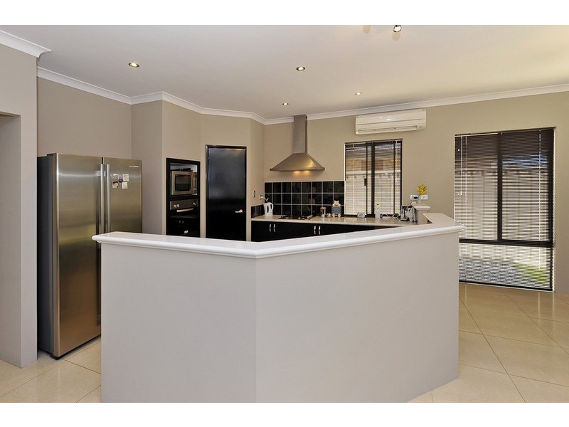 12 Pitta Corner, Success WA 6164