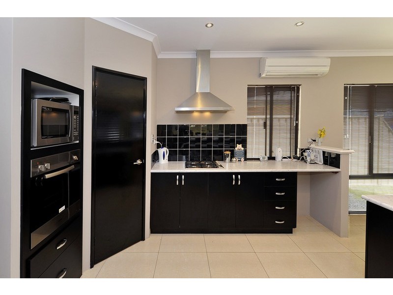 12 Pitta Corner, Success WA 6164
