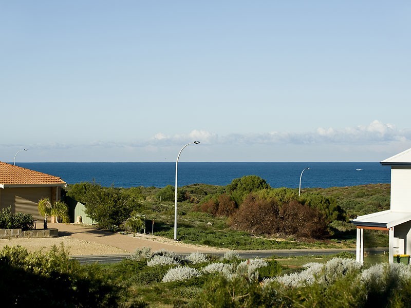 14 Larwood Elbow, Seabird WA 6042