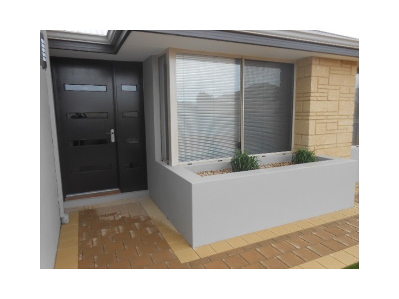 2 Niobe St, Wandina WA 6530