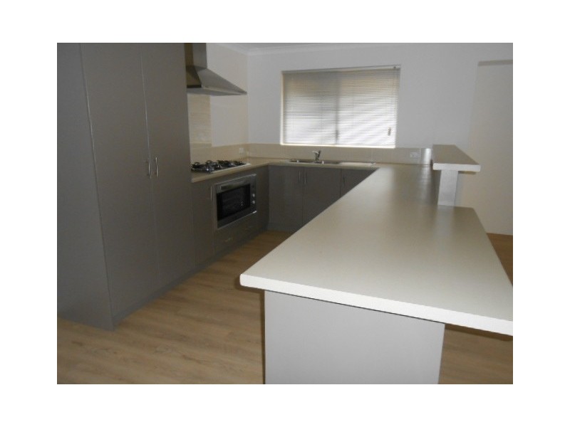 2 Niobe St, Wandina WA 6530