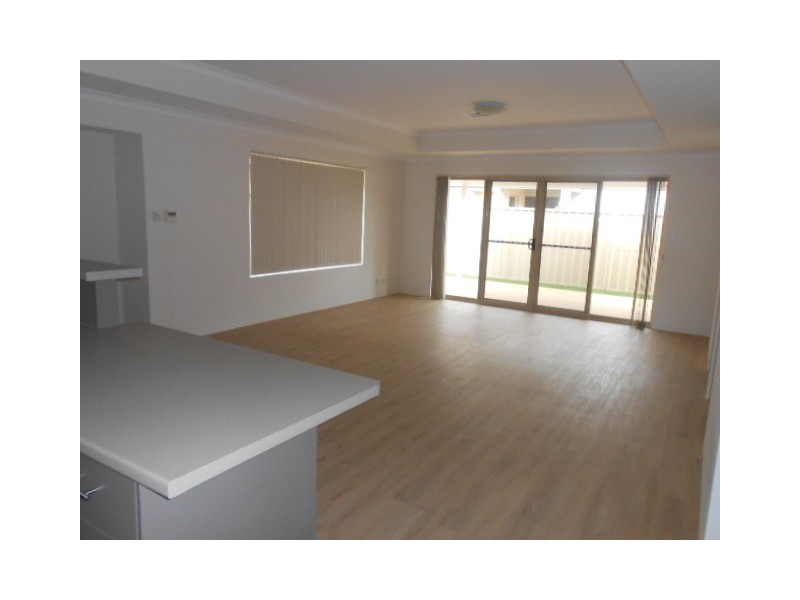 2 Niobe St, Wandina WA 6530