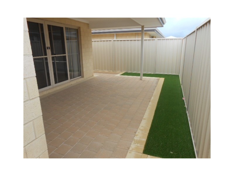 2 Niobe St, Wandina WA 6530
