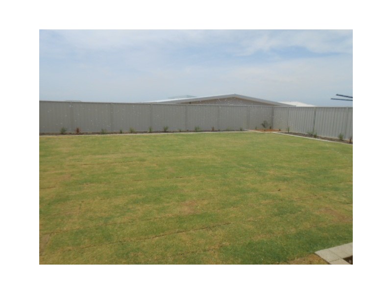 8 Hood Court, Wandina WA 6530