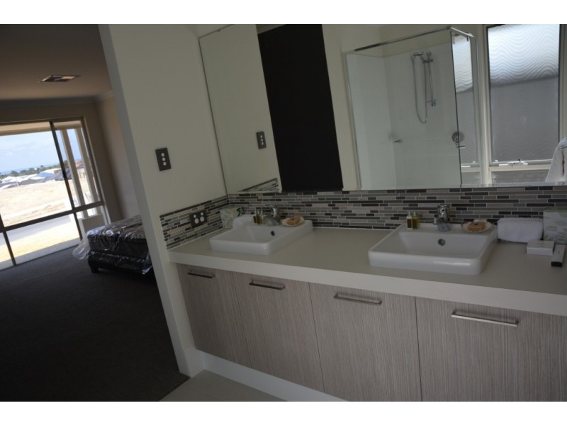 33 RAESIDE DRIVE, Landsdale WA 6065