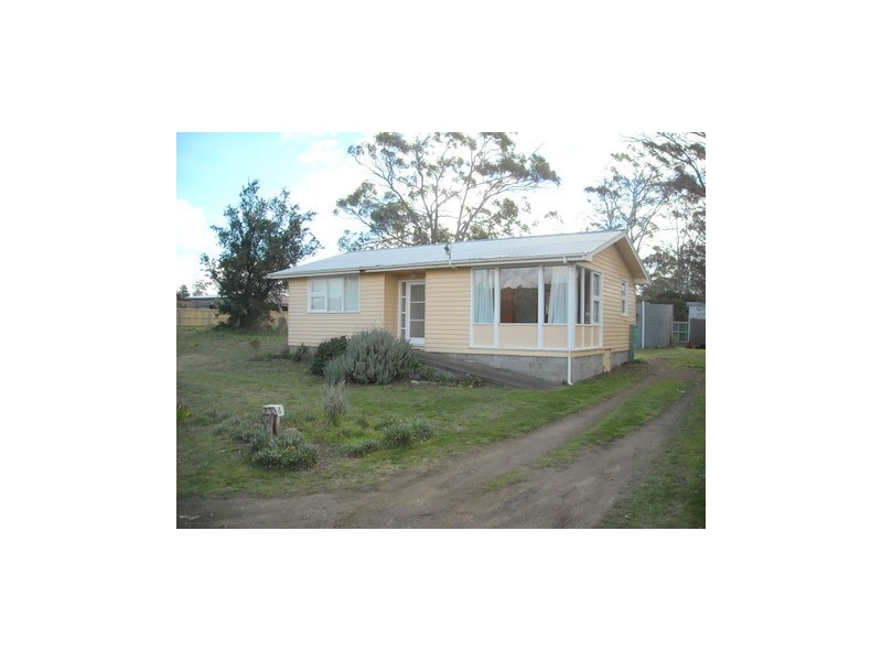 6 Erle Street, Carlton TAS 7173