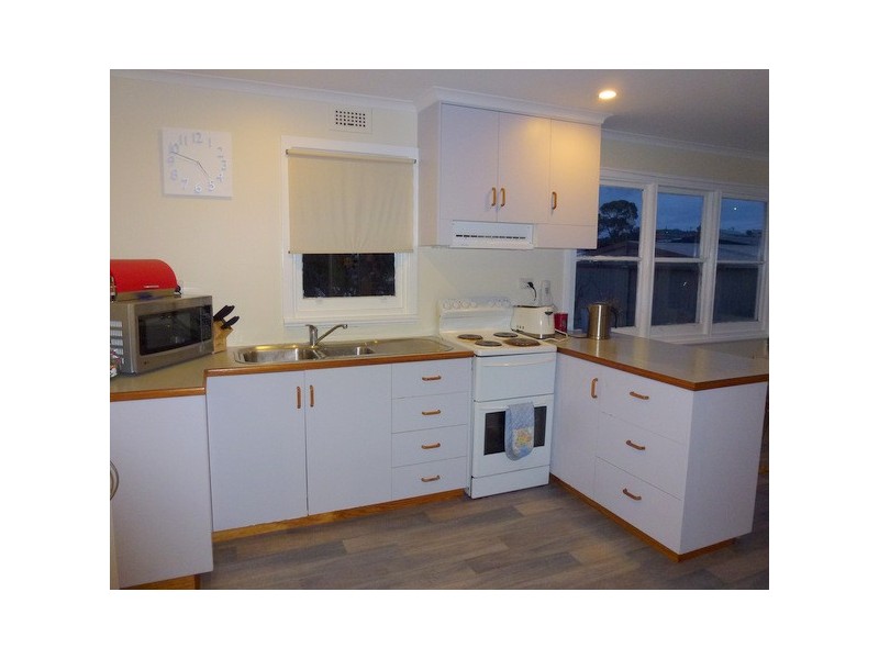8 Cross Street, Midway Point TAS 7171