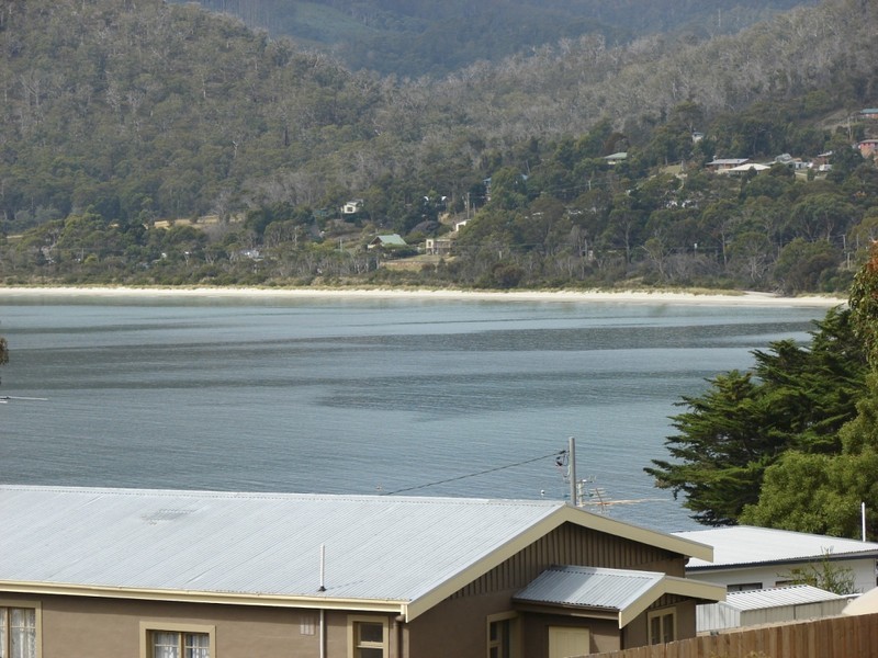 White Beach TAS 7184