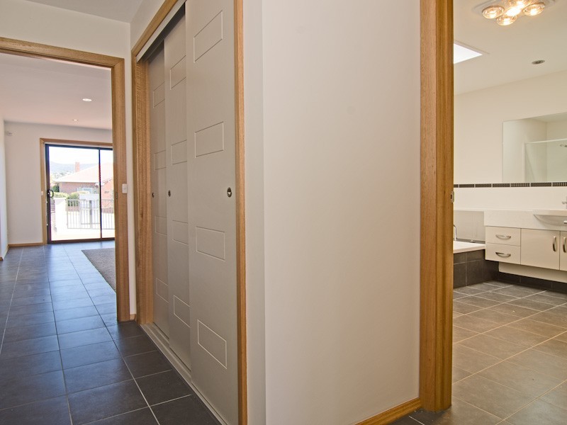 Unit 2-71 Giblin Street, Lenah Valley TAS 7008