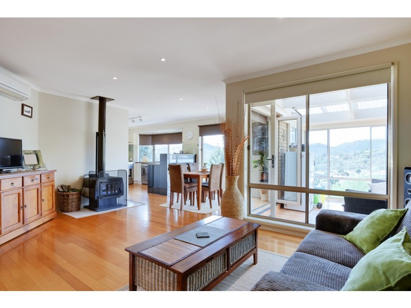 16 Karoola Road, Lindisfarne TAS 7015