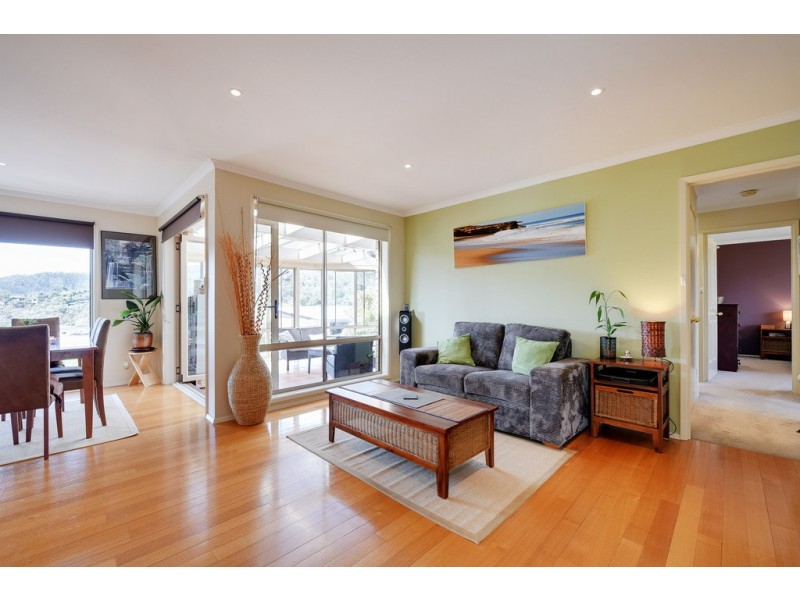 16 Karoola Road, Lindisfarne TAS 7015