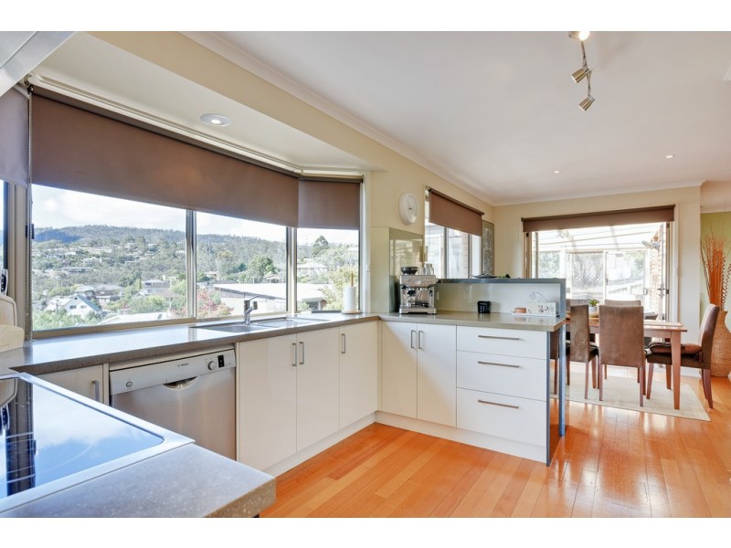 16 Karoola Road, Lindisfarne TAS 7015