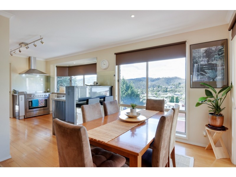 16 Karoola Road, Lindisfarne TAS 7015