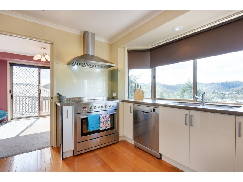 16 Karoola Road, Lindisfarne TAS 7015