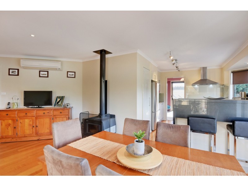 16 Karoola Road, Lindisfarne TAS 7015