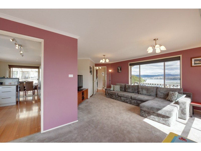 16 Karoola Road, Lindisfarne TAS 7015