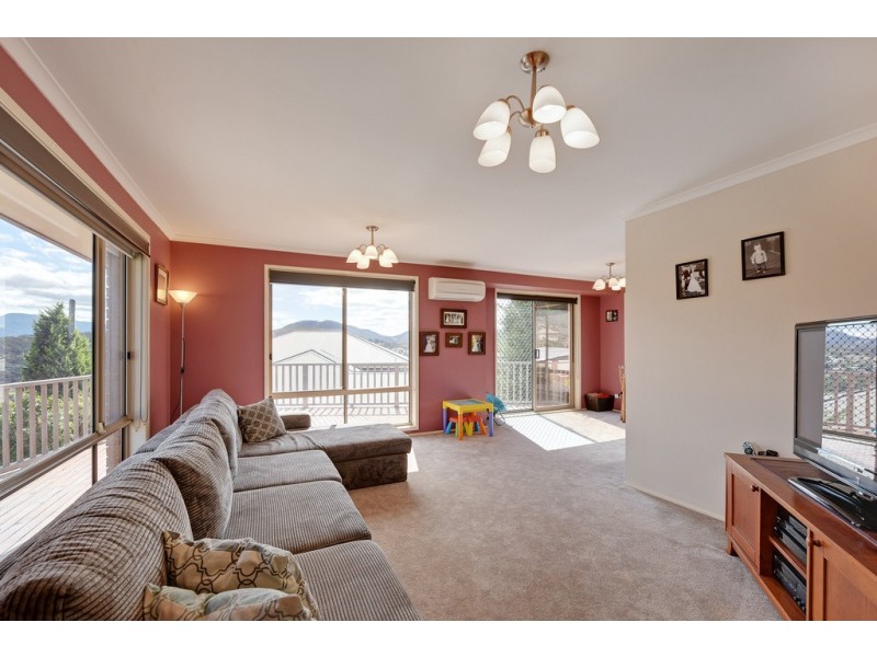 16 Karoola Road, Lindisfarne TAS 7015
