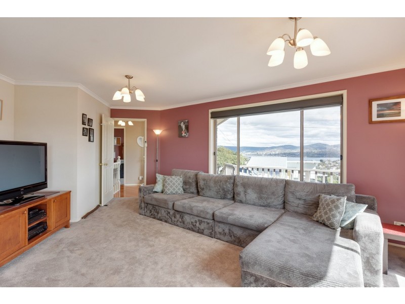 16 Karoola Road, Lindisfarne TAS 7015