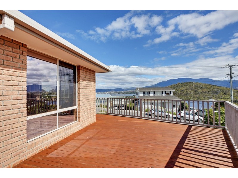 16 Karoola Road, Lindisfarne TAS 7015
