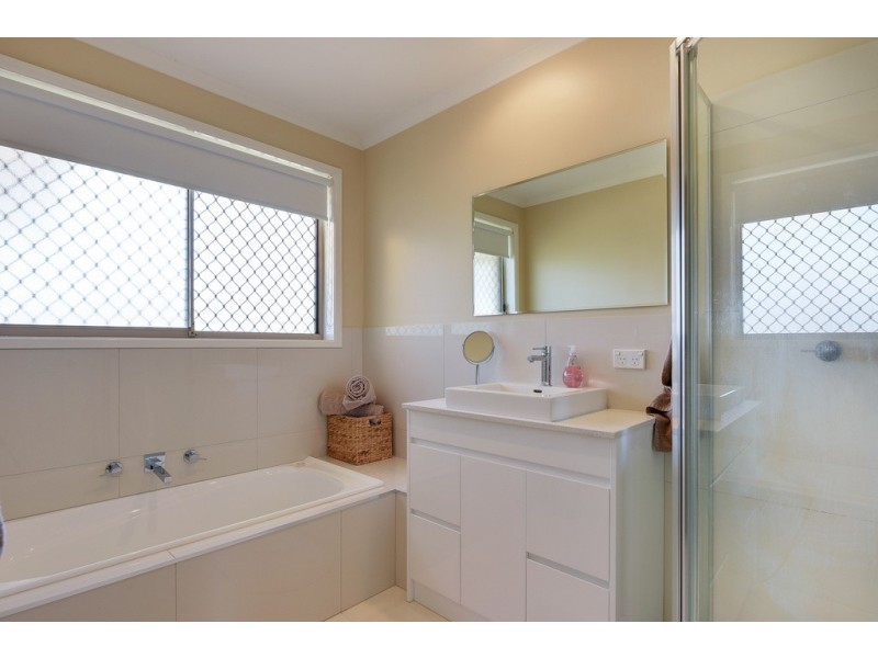 16 Karoola Road, Lindisfarne TAS 7015