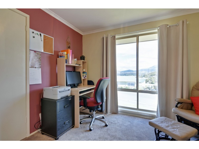16 Karoola Road, Lindisfarne TAS 7015