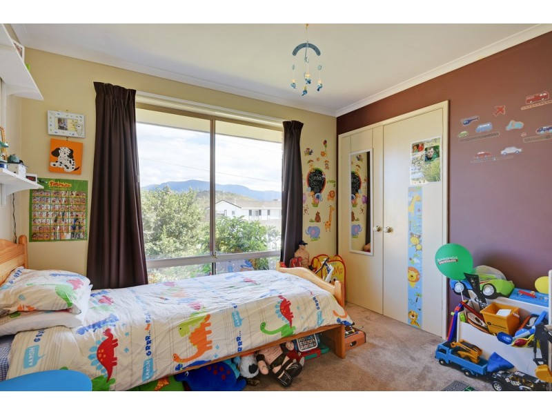 16 Karoola Road, Lindisfarne TAS 7015