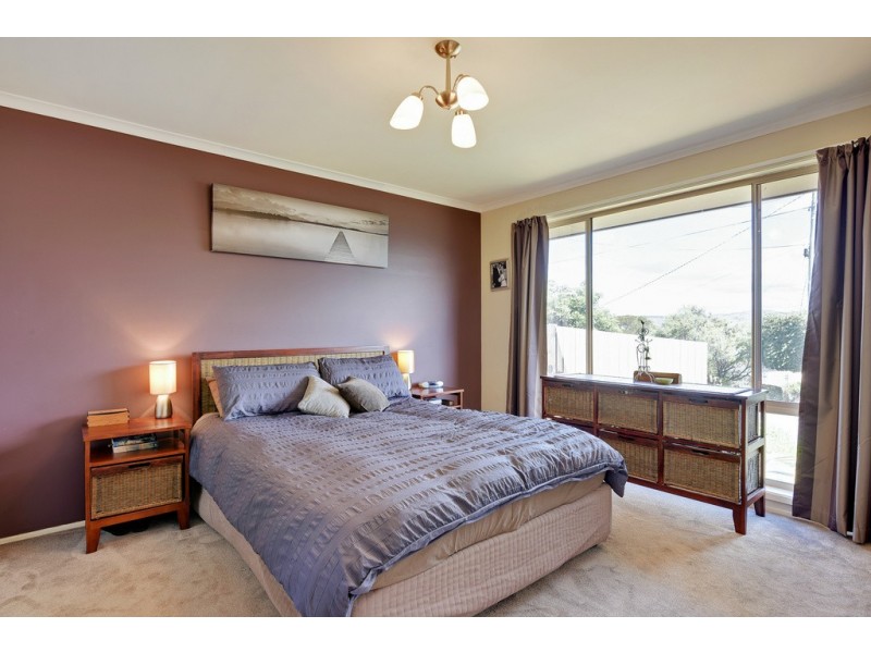 16 Karoola Road, Lindisfarne TAS 7015