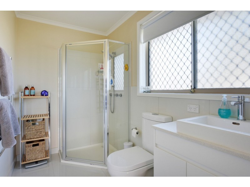 16 Karoola Road, Lindisfarne TAS 7015