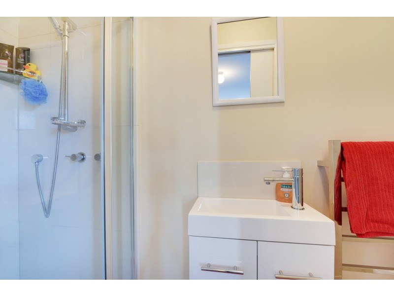 16 Karoola Road, Lindisfarne TAS 7015