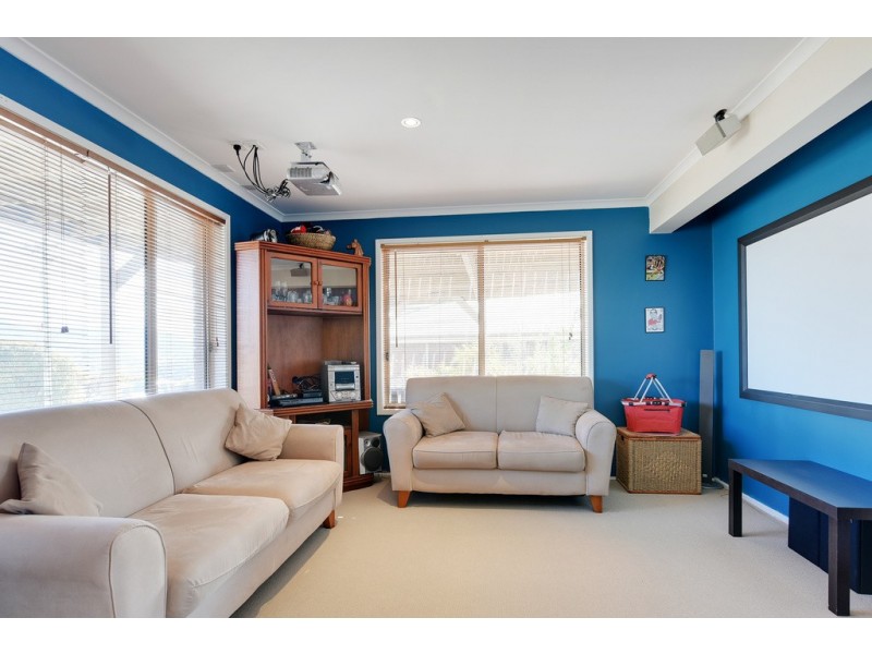 16 Karoola Road, Lindisfarne TAS 7015