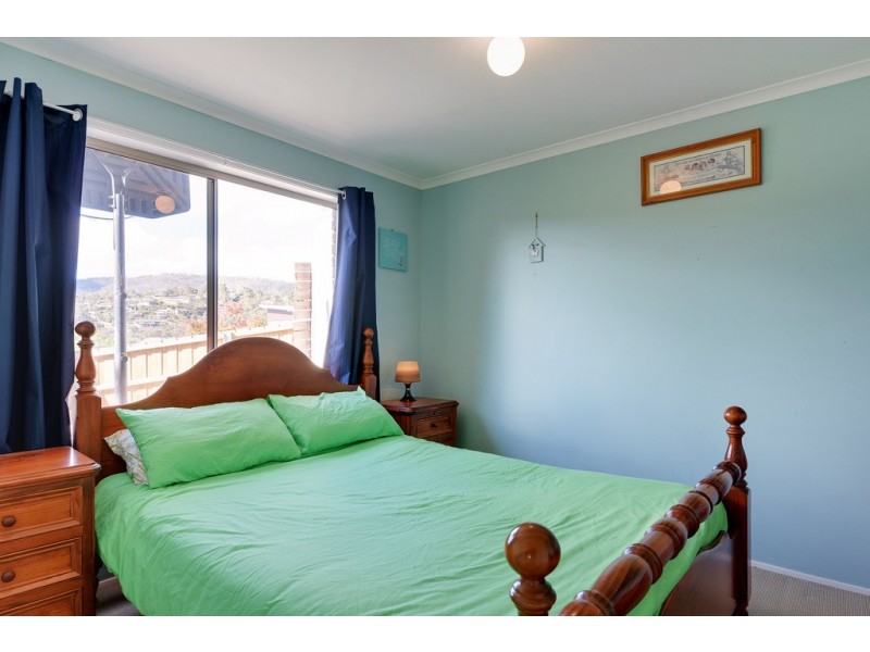 16 Karoola Road, Lindisfarne TAS 7015