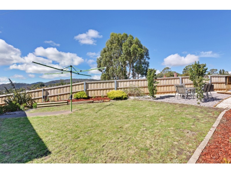 16 Karoola Road, Lindisfarne TAS 7015