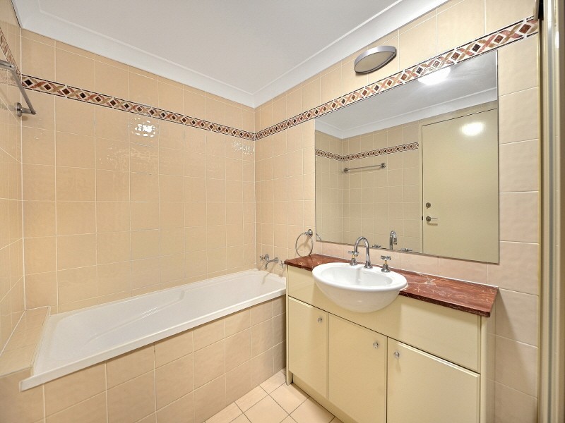 2/1 Bradley Pl, Liberty Grove NSW 2138