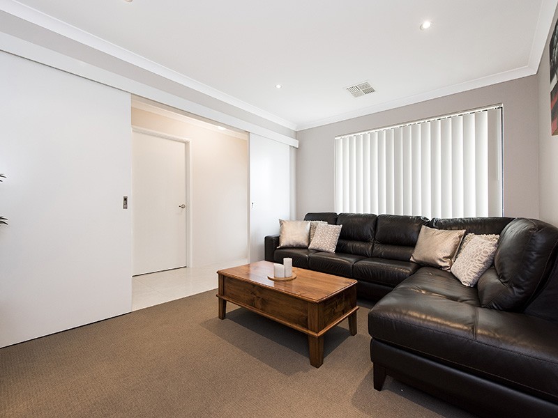 8 Dunk Street, Yanchep WA 6035