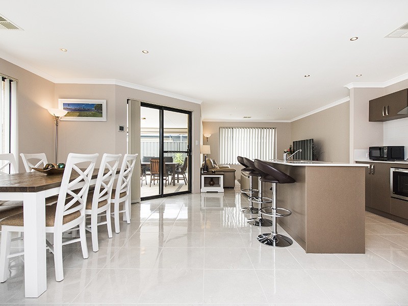 8 Dunk Street, Yanchep WA 6035