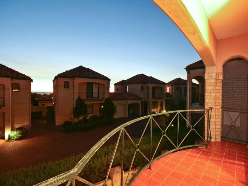 8/62 Broadbeach Blvd, Hillarys WA 6025