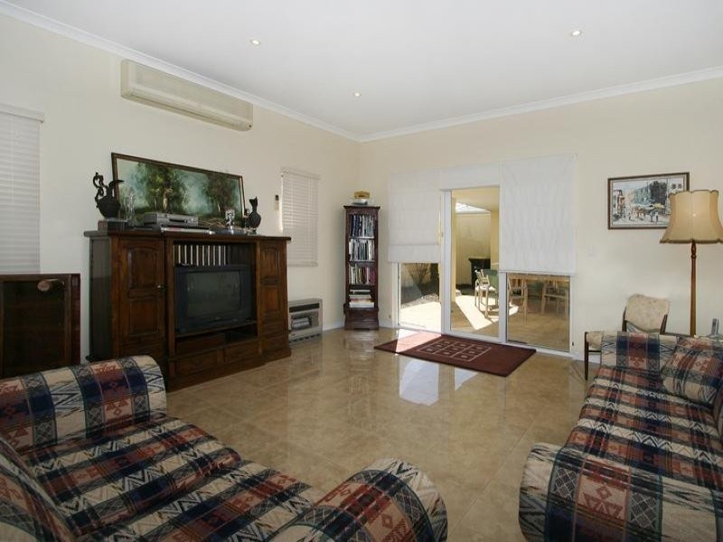 32 Azzuro Crescent, Hillarys WA 6025