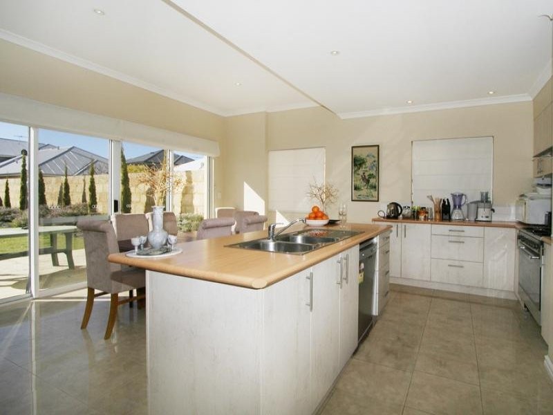 32 Azzuro Crescent, Hillarys WA 6025