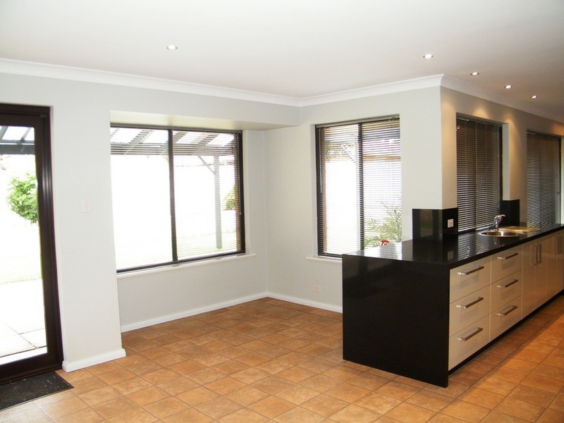 4 Dandaloo Crescent, Wanneroo WA 6065