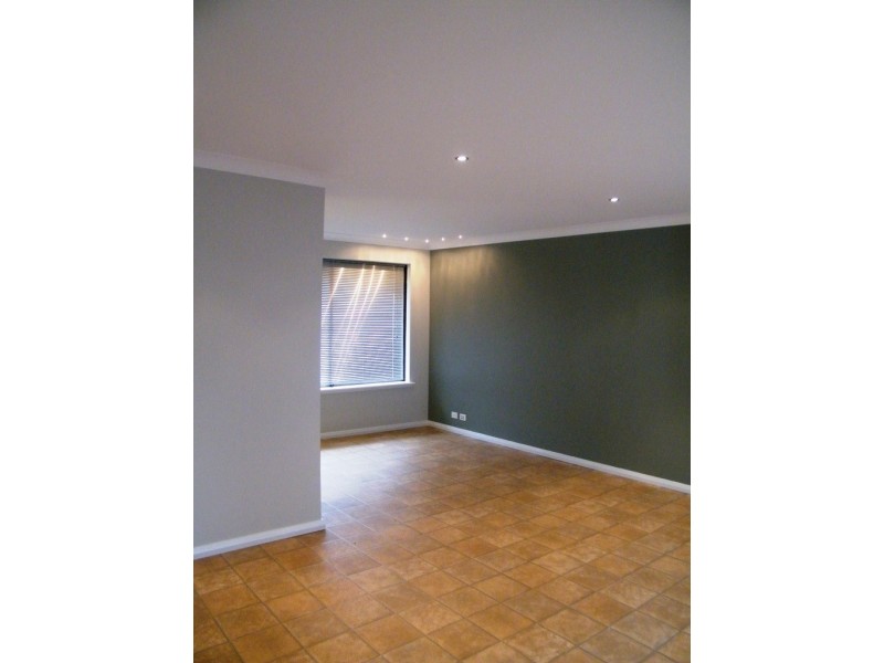 4 Dandaloo Crescent, Wanneroo WA 6065